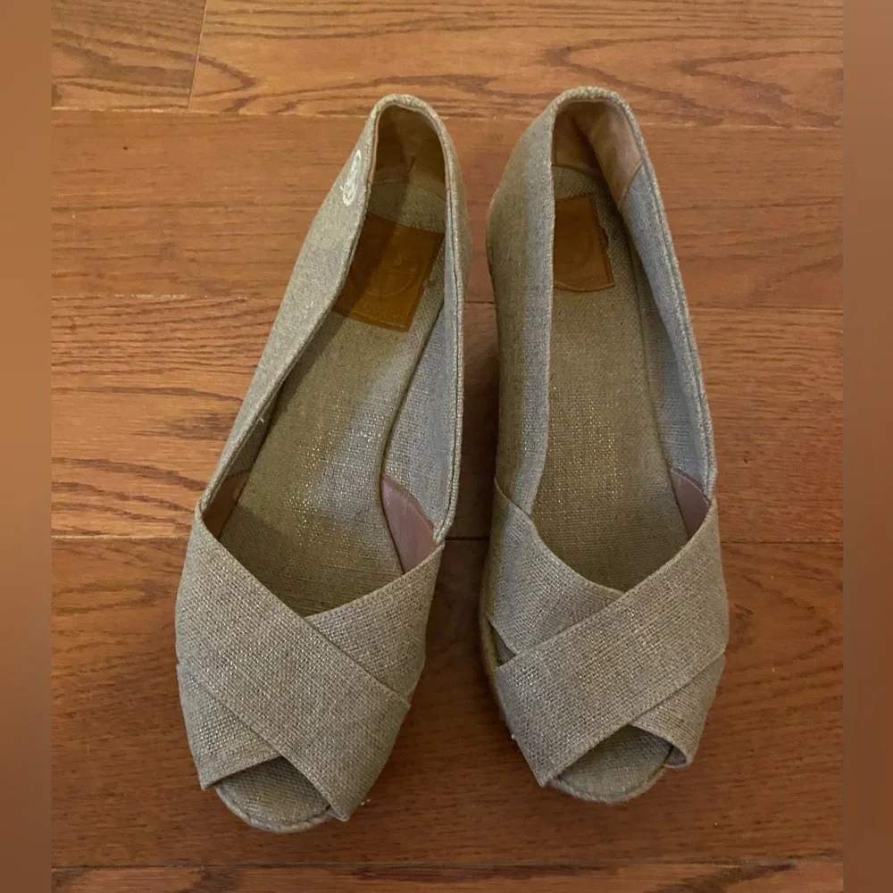 Tory Burch Fillipa Tan Wedges with Peep-Toe Design - Picture 2 of 9